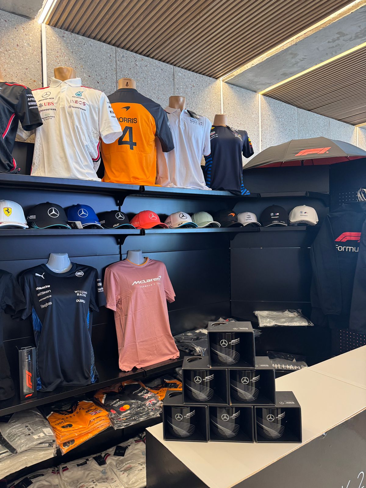 Fan zones Formula 1 au Maroc : où trouver du merchandising officiel lors des événements ?